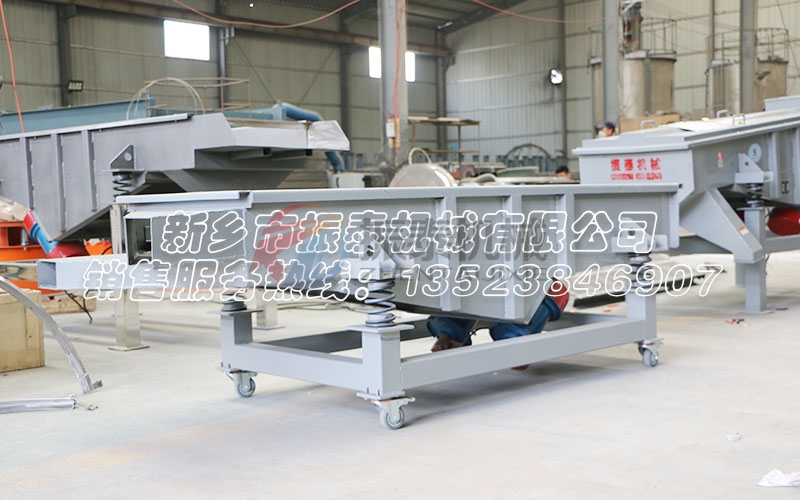 玻璃粉末顆粒直線振動(dòng)篩為什么加布料器？有什么優(yōu)點(diǎn)